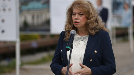 Илияна Йотова на откриването на изложбата на Моста на влюбените в София.