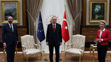 Председателят на ЕС Шарл Мишел, президентът на Турция Реджеп Ердоган и председателката на ЕК Урсула фон дер Лайен по време на разговорите в Анкара - 6 април 2021