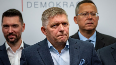 Партията на Роберт Фицо (в средата) спечели парламентарните избори в Словакия