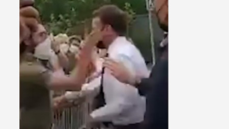Френският президент Еманюел Макрон получи плесница поздравявайки тълпата по време