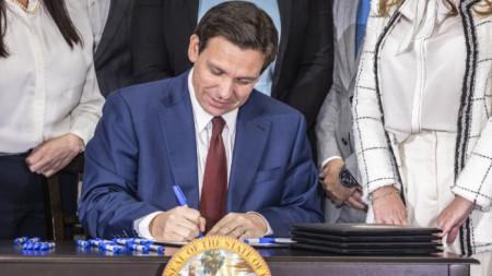 С подписването на закона губернаторът на Флорида Рон ДеСантис дава знак, че се готви за републиканска президентска номинация.