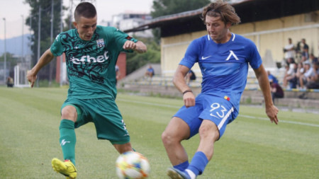 Атанас Кабов (вдясно) вече е играч на Славия