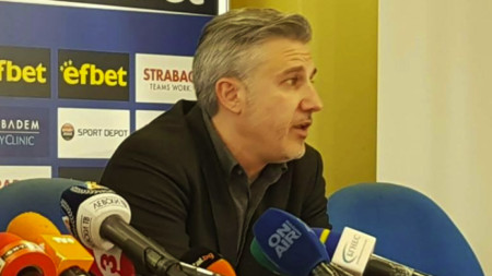 Павел Колев декларира, че Левски няма да сменя Георги Дерменджиев
