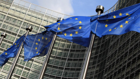 Европейската комисия изплати 300 млн евро спешна макро финансова помощ за
