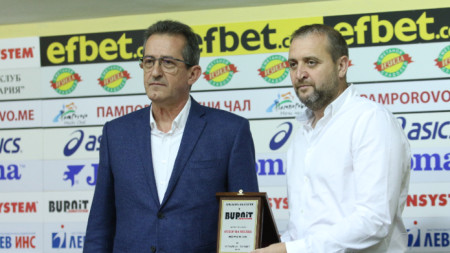 Илия Динков (вляво) и Иван Петков с наградата.