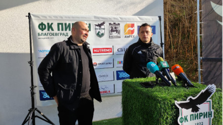 Христо Янев (вдясно) говори пред медиите след водосвета.
