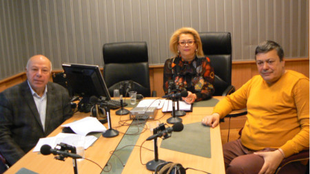 Захари Генов, Анелия Торошанова и Пламен Димитров (отляво надясно) в студиото на програма „Христо Ботев“