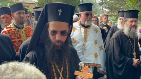 Новият сливенски митрополит Арсений беше посрещнат тържествено в своята епархия. Той беше избран вчера за Сливенски митрополит от Светия Синод. За него гласуваха 7 от митрополитите, докато останалите петима подкрепиха неговия съперник - Мелнишкия епископ Герасим.