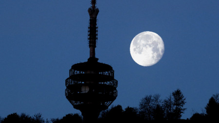 Супер Луна, наблюдавана в Сараево на 9 май 2020 г.