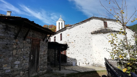 Църквата в родопското село Долен