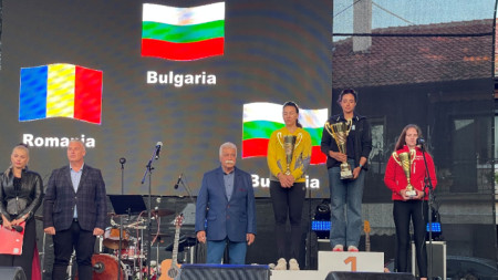 Александра Лукоянова е на най-високото стъпало. Диана Маркова (вдясно) остана с бронз.