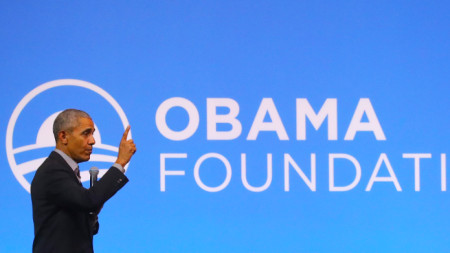 Барак Обама на фона на логото на неговата фондация - декември 2019 г.