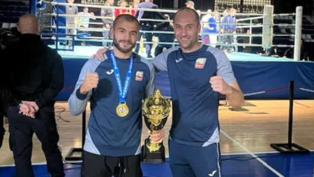 Неделчев (вляво) със своя треньор Тодоров и купата за №1.