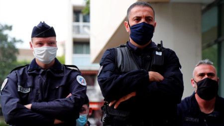Франция задържа днес седем бивши членове на лява терористична група