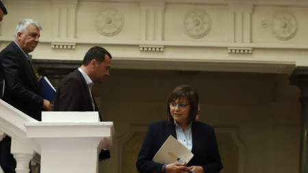 Лидерът на БСП Корнелия Нинова със съпартийци в НС.