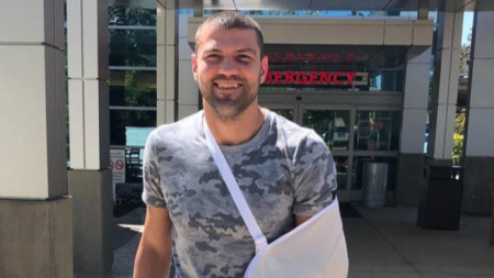 Тервел Пулев на излизане от болницата.