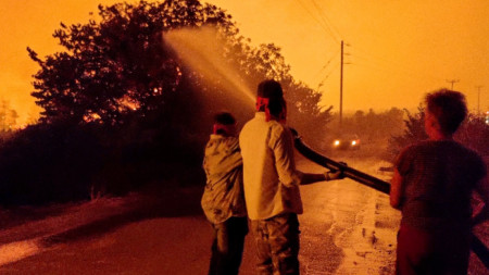 Местни жители се борят с горски пожар в района на Лимни на остров Евия, Гърция, 4 август 2021 г.