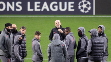 Треньорът на Милан Стефано Пиоли дава наставления на футболистите на последната тренировка в Мадрид.