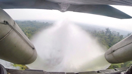 Вчера в Амазония два самолета С-130 Херкулес започнаха да обливат с вода пламтящите тропически гори.