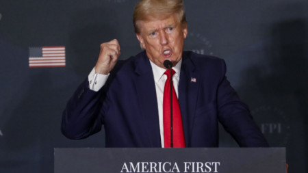 Доналд Тръмп имитира как лидери в Централна Америка говорят по телефона в реч пред Института за политика на Америка на първо място във Вашингтон, 26 юли 2022