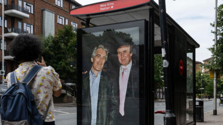 Активисти са поставили постер със снимка на Джефри Епстийн и Доналд Тръмп на автобусна спирка близо до посолството на САЩ в Лондон, архив, юли 2025 г.