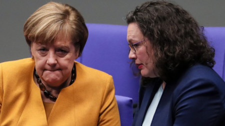 Канцлерът Ангела Меркел и лидерът на германските социалдемократи Андреа Налес, който пред уикенда обяви ,че се оттегля от политиката, в Бундестага през март 2019 г. 