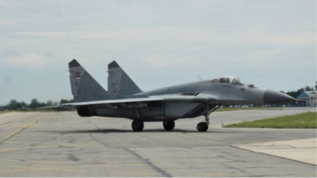 За поддръжката на МиГ-29 се предвиждат 170 млн. лв. повече, но няма гарантирани пари за модернизацията на Сухопътните войски