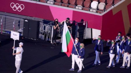 Maria Grozdéva porte le drapeau bulgare