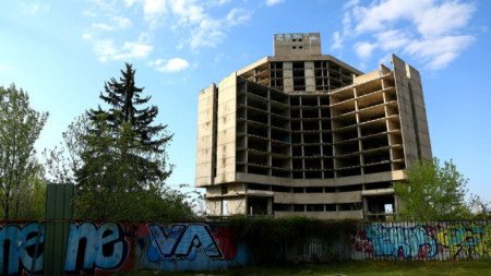 Недостроената сграда на ИПК „Родина“ на „Цариградско шосе” в София.
