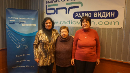 Райна Таскова (вдясно) и Надежда Гъжева (в средата) гостуват на Янка Маринова.