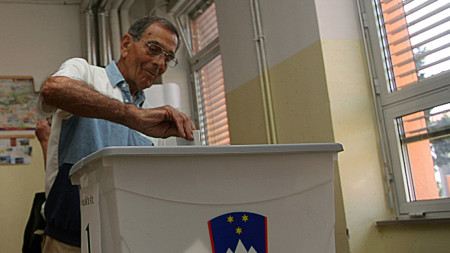 Словенците гласуват днес на референдум за промени в закона за
