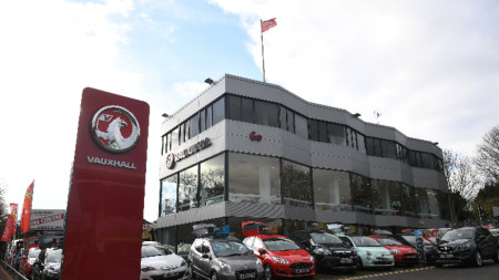 Автокъща на Vauxhall в Лондон, архив. 