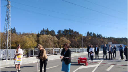 Министърката на регионалното развитие и благоустройството и кметицата на Троян прерязват лентата при откриването на новия мост