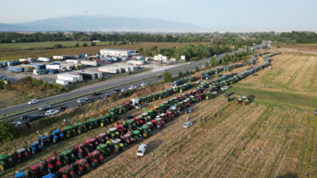 Земеделска техника е струпана в подстъпите към София в очакване на решение по исканията на земеделците. 19 септември 2023 г.