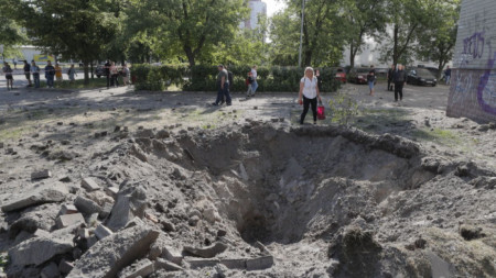 Кратер до жилищна сграда в Киев след руски ракетен обстрел, 1 юни 2023 г.
