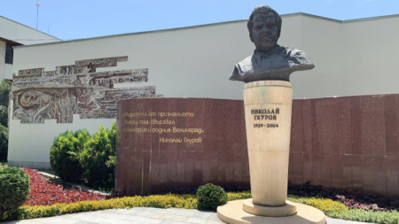 Бюст-паметник на световноизвестния бас Николай Гяуров във Велинград