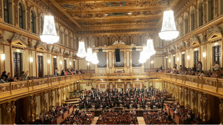 Софийската филхармония на сцената на Златната зала на Музикферайн, Виена.