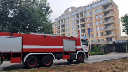 Няколко екипа на пожарната се борят с пожара на Гребната база в Пловдив.