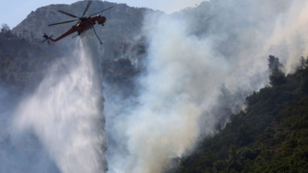 Нов горски пожар наложи поредната евакуация в Гърция Огънят се