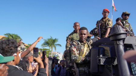 Военни, верни на полковник Рандрианирина, си проправят път към сградата на президенството в столицата на Република Мадагаскар Антананариво, за да обявят, че армията е завзела властта в страната - 14.10.2025 г.