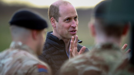 Британският принц Уилям разговаря с войници при посещението си в британската военна база в Ясьонка, Югоизточна Полша, 22 март 2023 г.