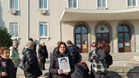 СНИМКА: Теодора Седмакова държи снимка на сина си