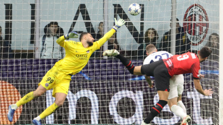 Оливие Жиру бележи победния гол за Милан.