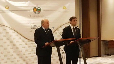 Министрите на външните работи България и Република Северна Македония - Николай Милков (вляво) и Буяр Осмяани