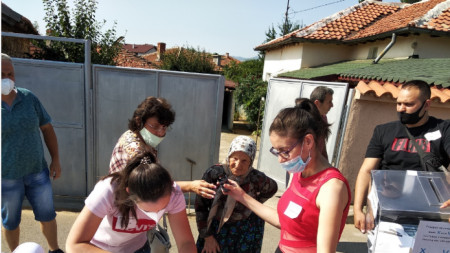 Гласуване на хора от село Сърница общ. Минерални бани в подвижни секции за хора с увреждания 