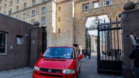 Автомобил с изгонени чешки дипломати и членове на техните семейства напуска чешкото посолство в Москва, 19 април 2021 г. 