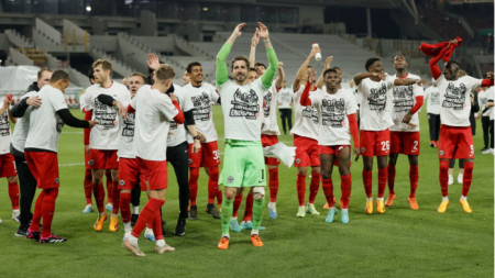 Футболистите на Айнтрахт поздравяват феновете си след победата.