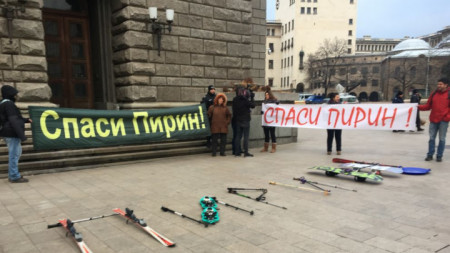Около 50-ина души се събраха пред Министерския съвет в София на протеста под наслов „Не ни пързаляйте за Пирин”.
