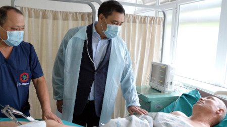 Президентът на Киргизстан Садир Жапаров посещава пациенти, ранени по време на сблъсъците на границата между Киргизстан и Таджикистан, в болницата за травматология и ортопедия в Бишкек, 1 май 2021 г. Двете страни се договориха на 1 май да изтеглят войските си от граничната зона.