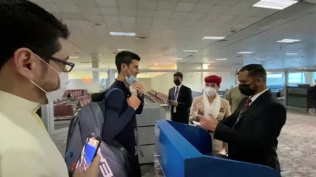 Джокович се качва на самолет за Белград на летището в Дубай.